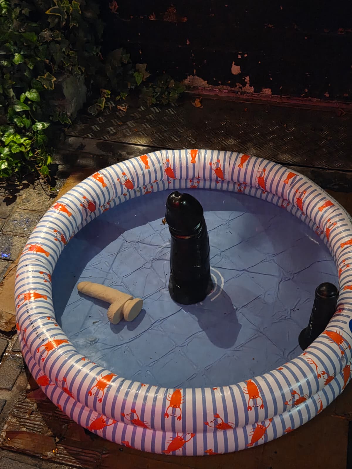 bar_07_bottles-chilling-inflatable-pool.jpg
