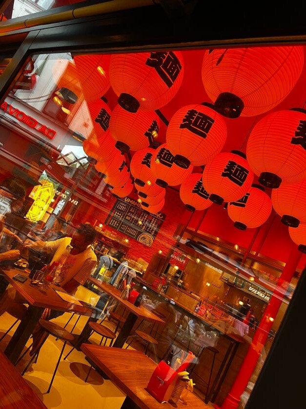 food_04_umamido-red-lanterns-window.jpg