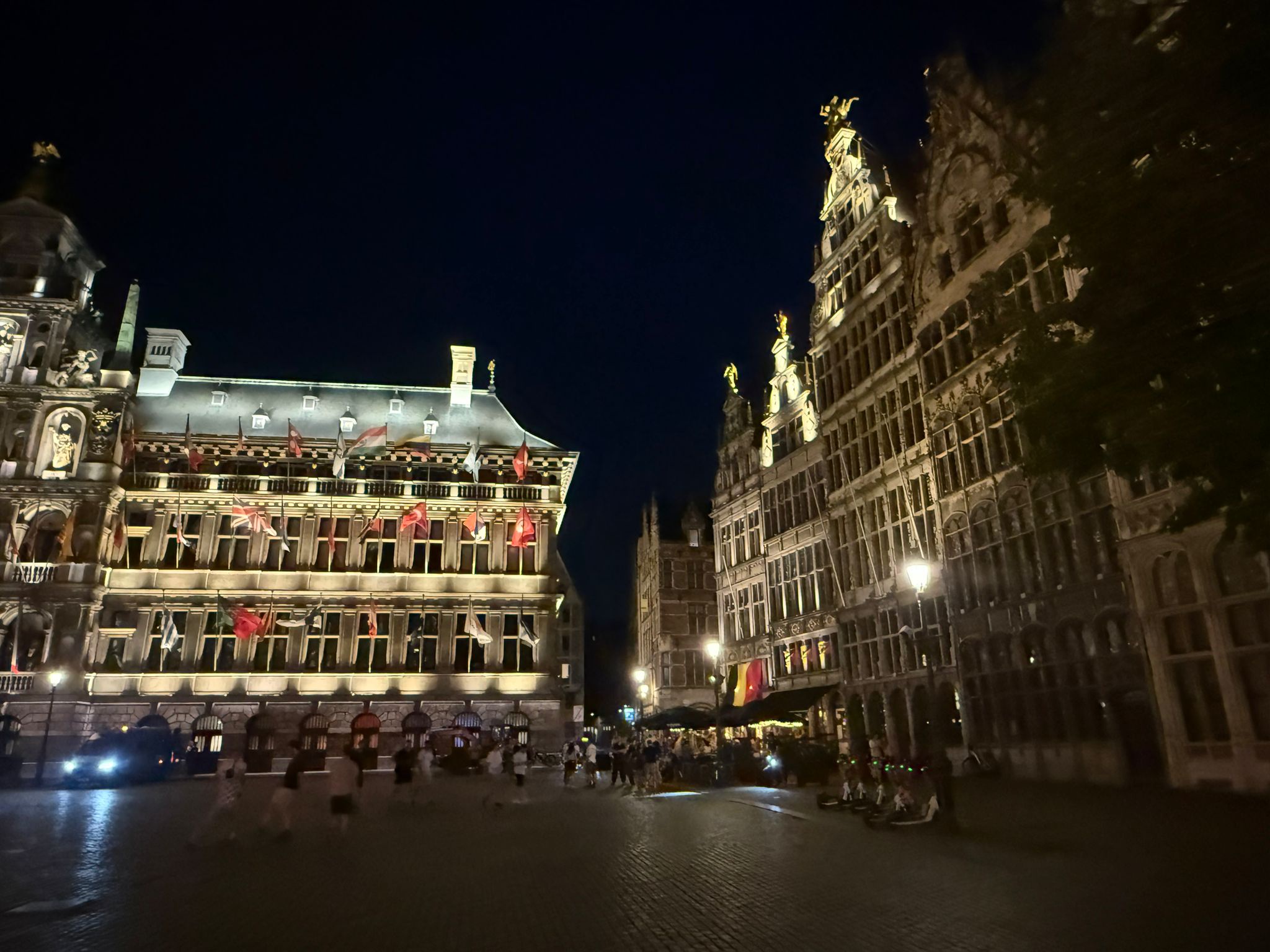 street_25_grote-markt-night-guild-houses.jpg