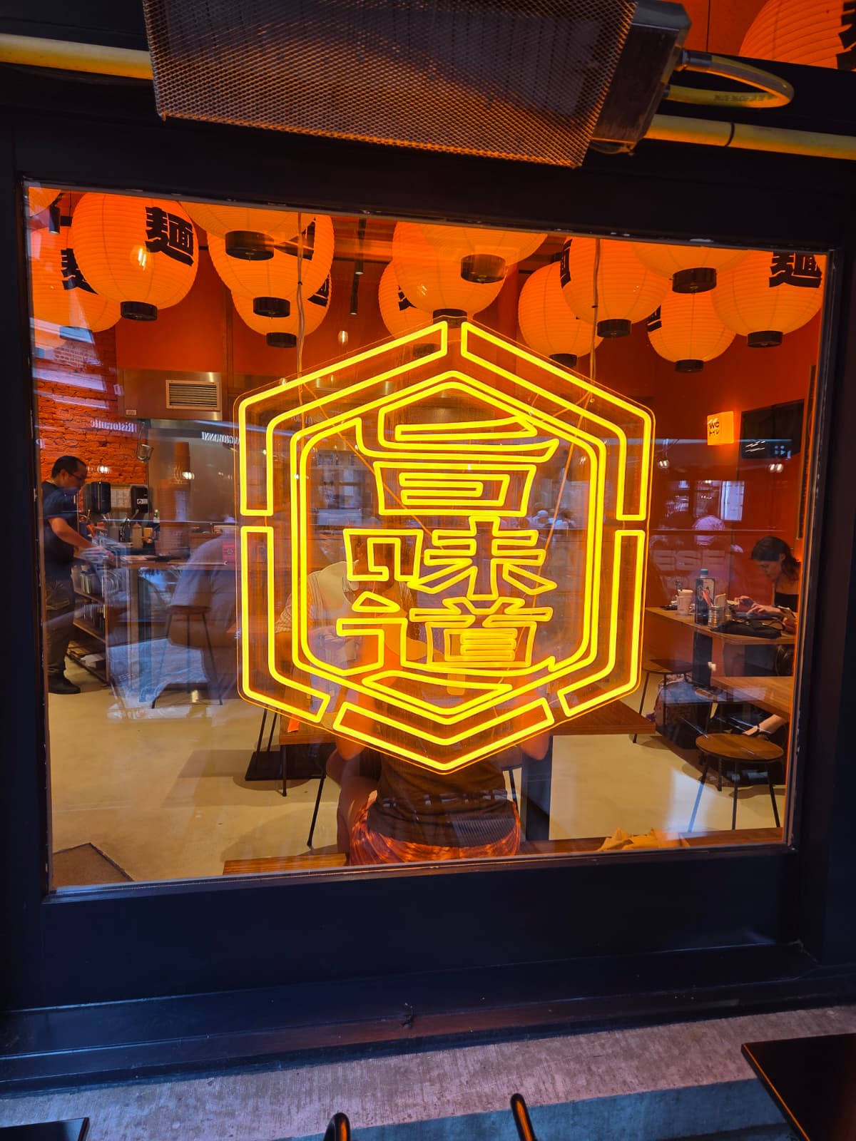 food_17_umamido-neon-logo-window.jpg