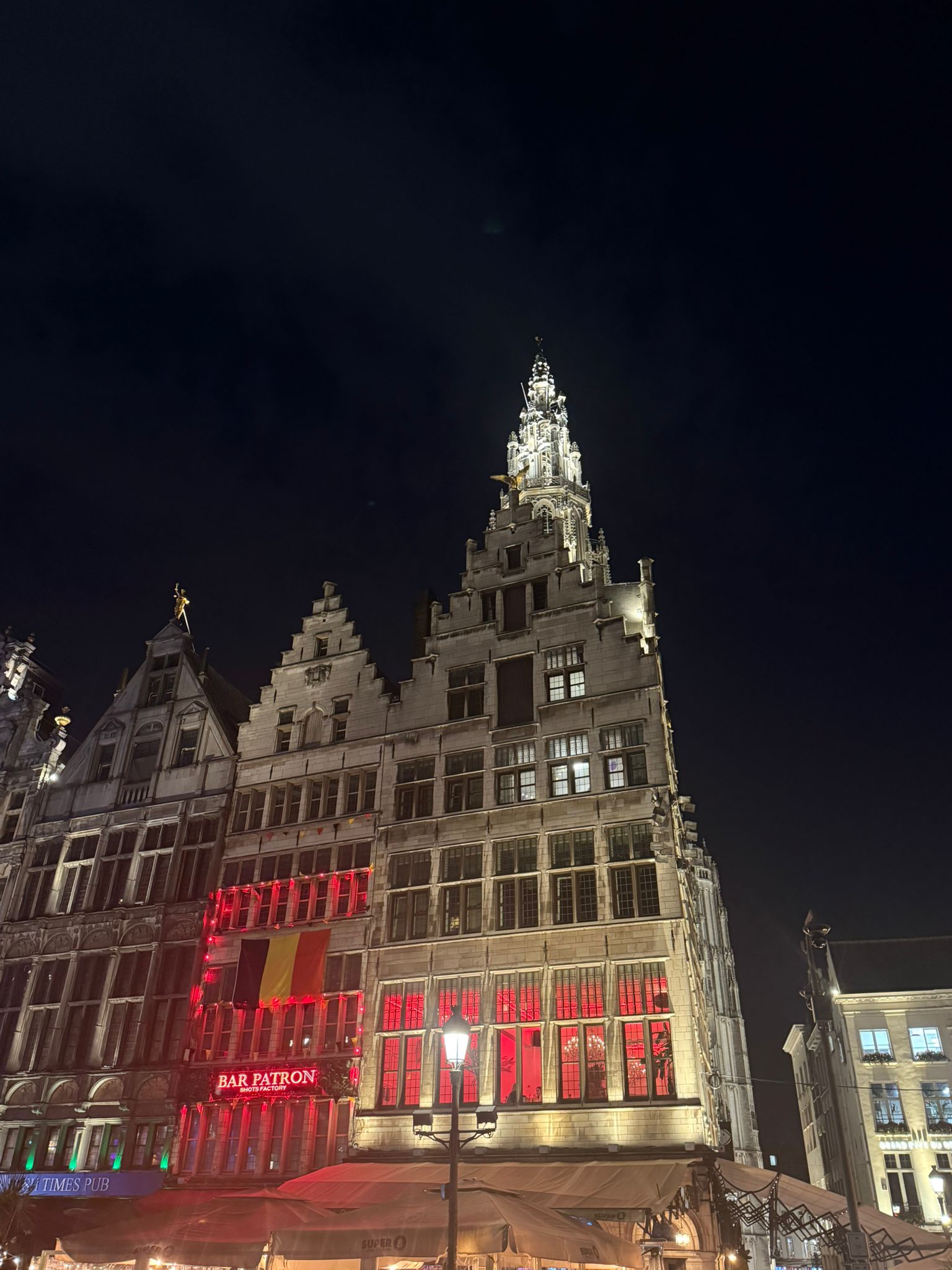 street_24_grote-markt-guild-house-bar-patron-night.jpg