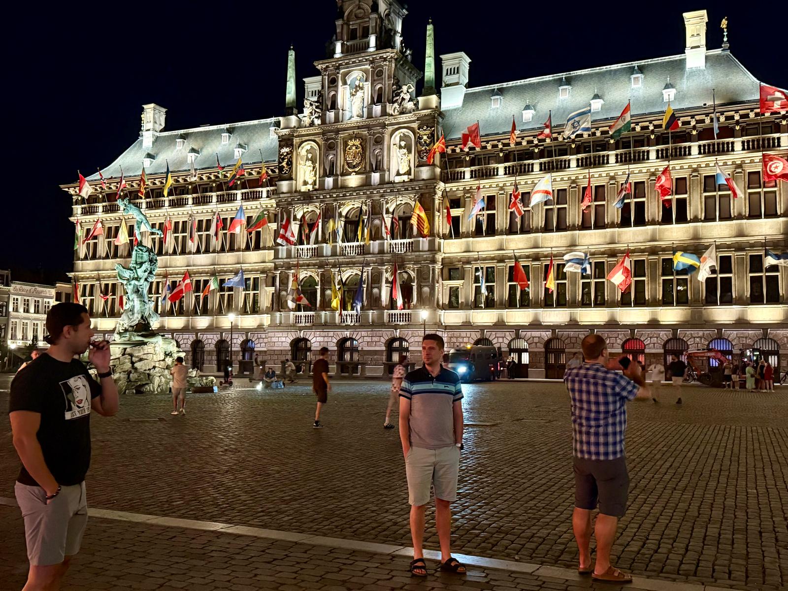 street_16_grote-markt-city-hall-night-group.jpg