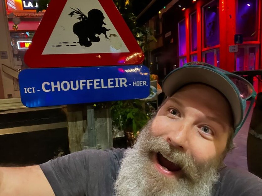 street_04_chouffeleir-gnome-sign-selfie.jpg