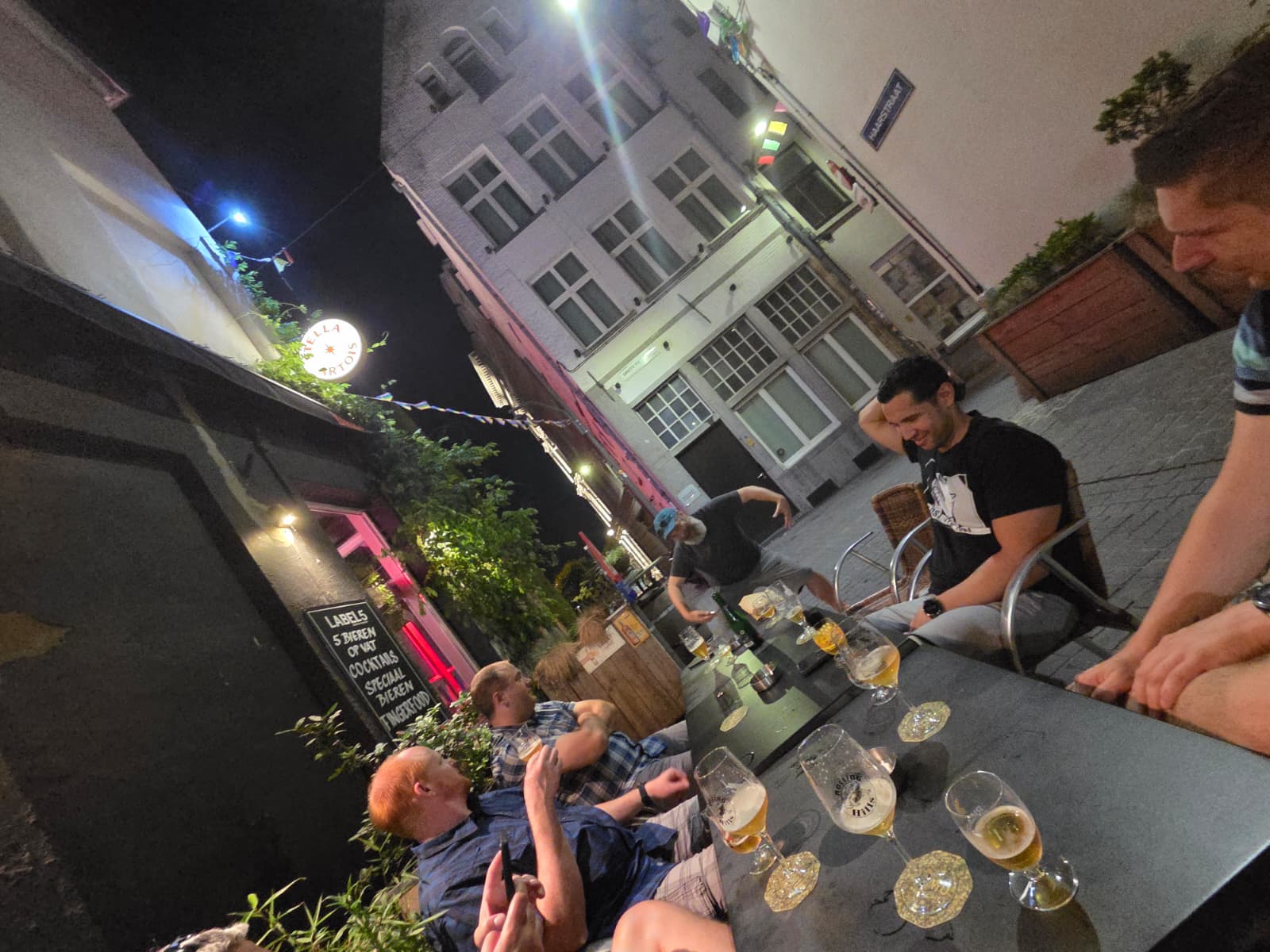 bar_09_group-relaxing-outdoor-table-night.jpg