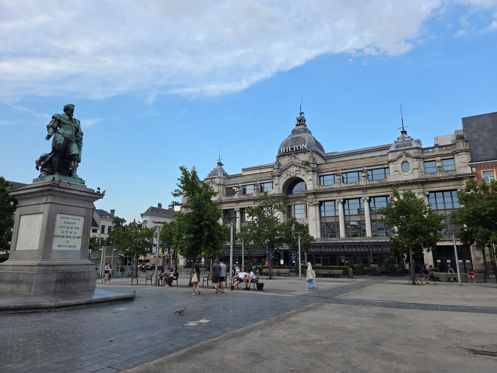 street_09_groenplaats-rubens-statue-hilton.jpg
