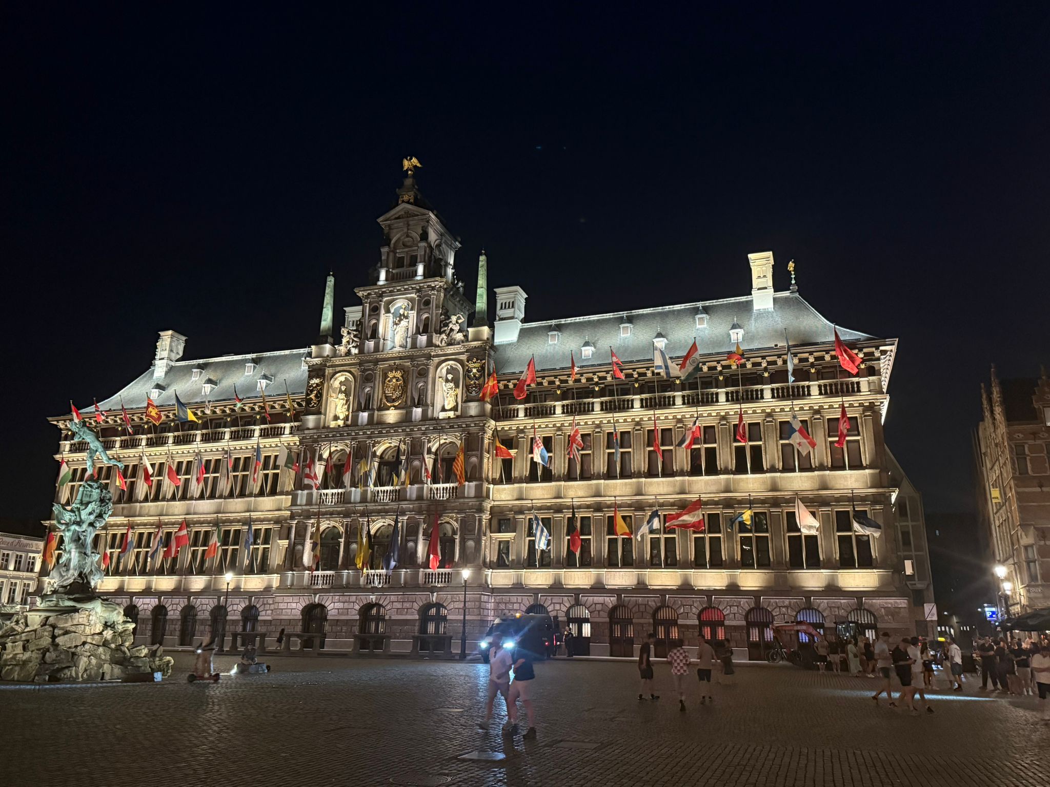 street_21_city-hall-stadhuis-night-flags.jpg